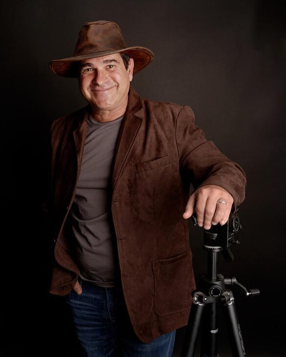 Hombre con sombrero café y actitud ganadora