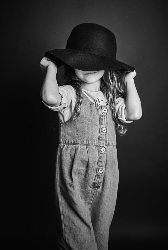 Niña con sombrero grande