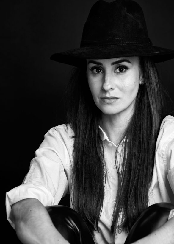 Mujer joven con blusa blanca y sombrero