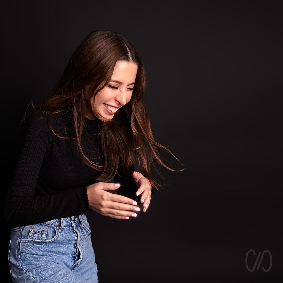 Fotografía narrativa de joven riendo a carcajadas