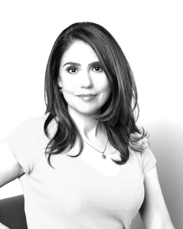 Retrato de mujer con cabello quebrado en blanco y negro de alto contraste