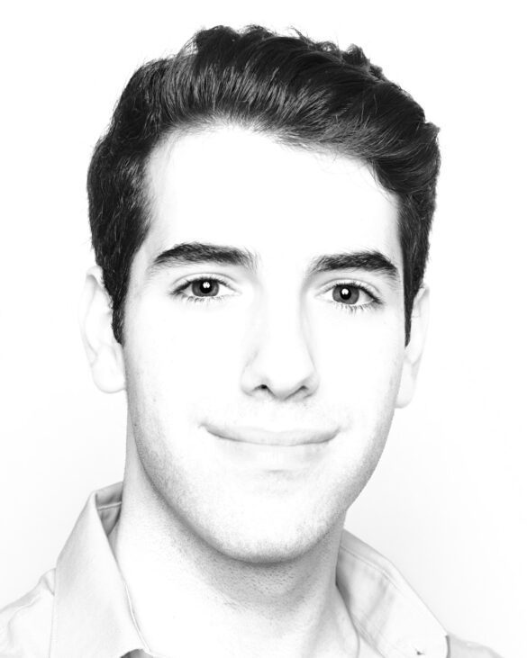 Retrato de joven en blanco y negro de alto contraste