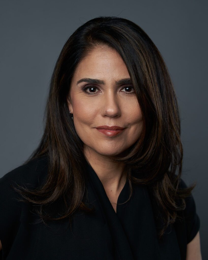 Retrato de mujer vestida de negro con el cabello castaño oscuro