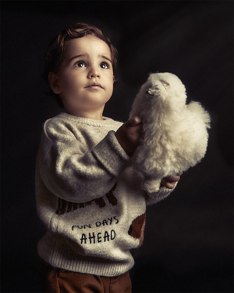 Retrato Niños de 2 años sosteniendo una llama de peluche blanco