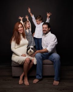 mujer embarazada con su esposo sus hijos felices y el perro