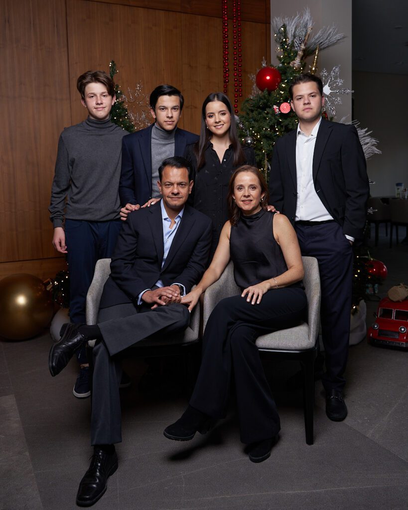 Retrato Familiar Matrimonio con sus cuatro hijos frente al pino de navidad