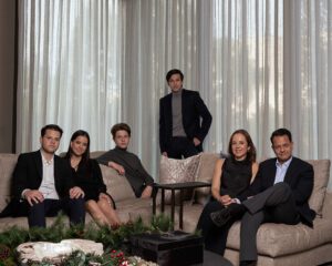 Retrato Familiar de seis miembros sentados en una sala