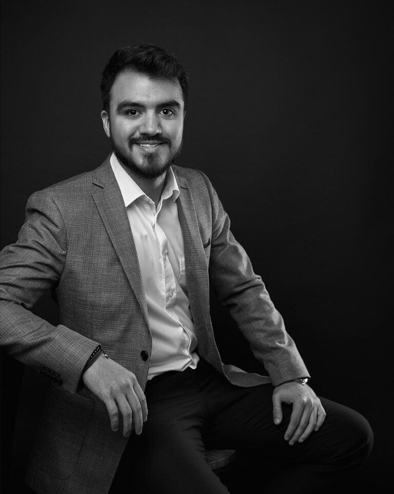 Fotógrafo Profesional Monterrey retratando a joven empresario sentado con saco gris