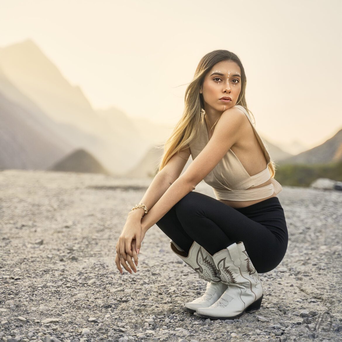 Fotografía Profesional Monterrey de joven sentada con montañas de fondo