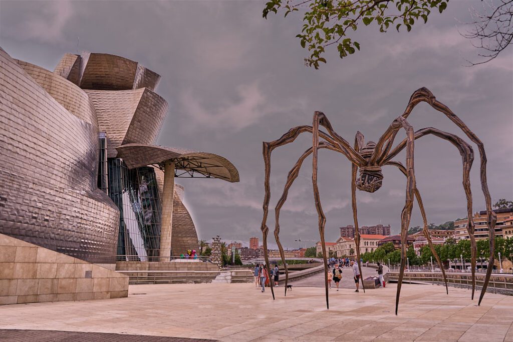 Museo Guggenheim Bilbao con escultura araña