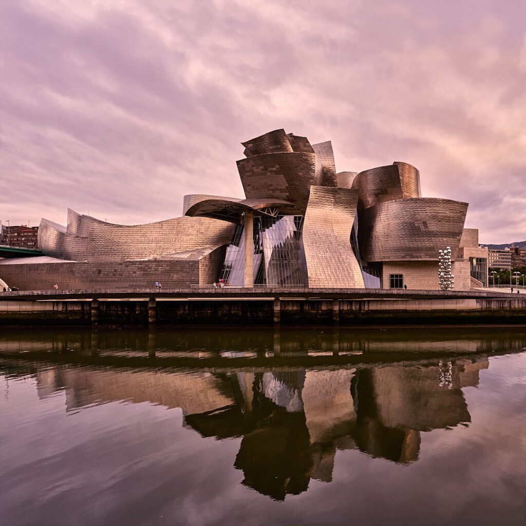 Museo Guggenheim Bilbao al atardecer