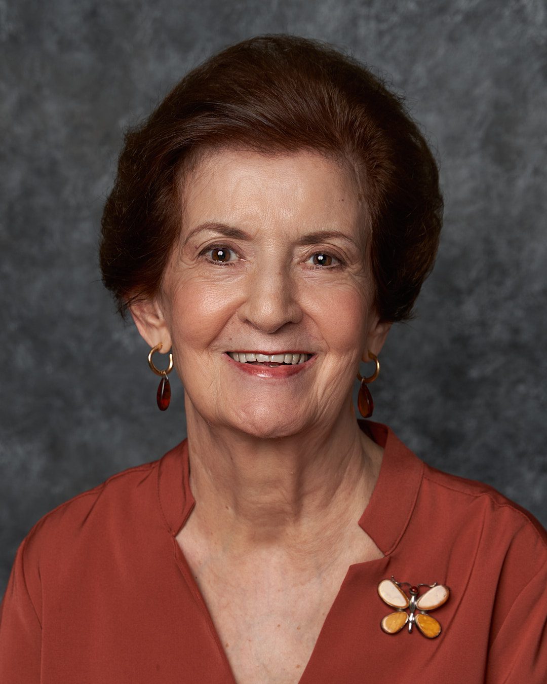 Retrato de mujer de 86 años sonriendo con retoque de piel para disimular arrugas