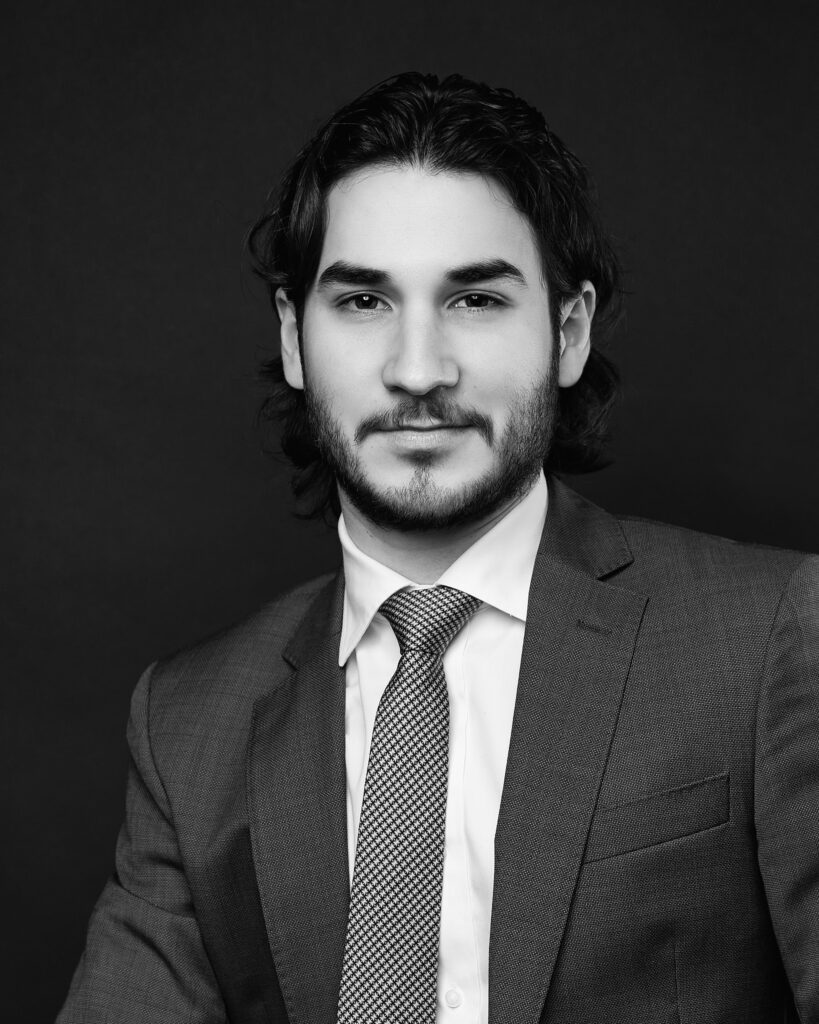 Retrato LinkedIn Primer Plano de joven con traje tomada en blanco y negro
