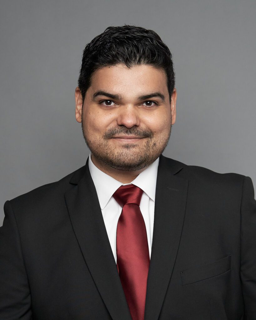 Fotografía Perfil de hombre con traje con corbata Roja