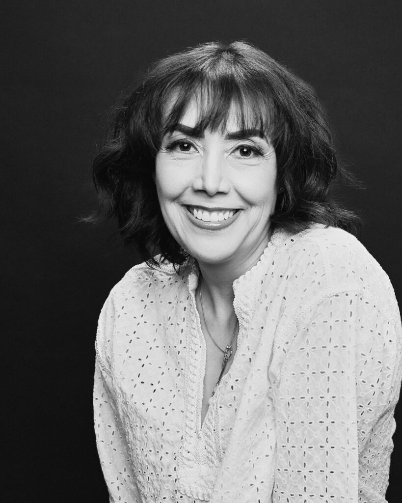 Mujer sonriendo con ropa blanca