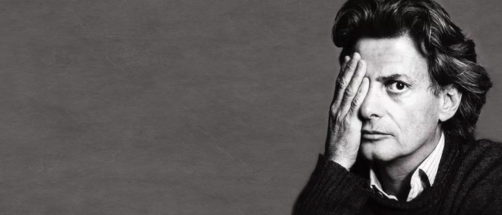 Retrato de Richard Avedon tapándose la cara