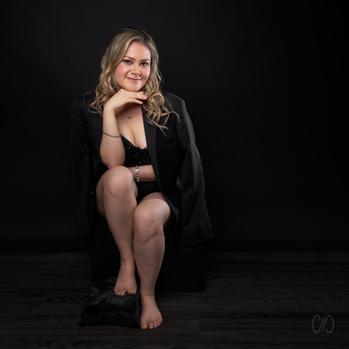 Portada sobre el retrato personal o individual con un retrato de mujer con top negro y saco puesto sobre sus hombros