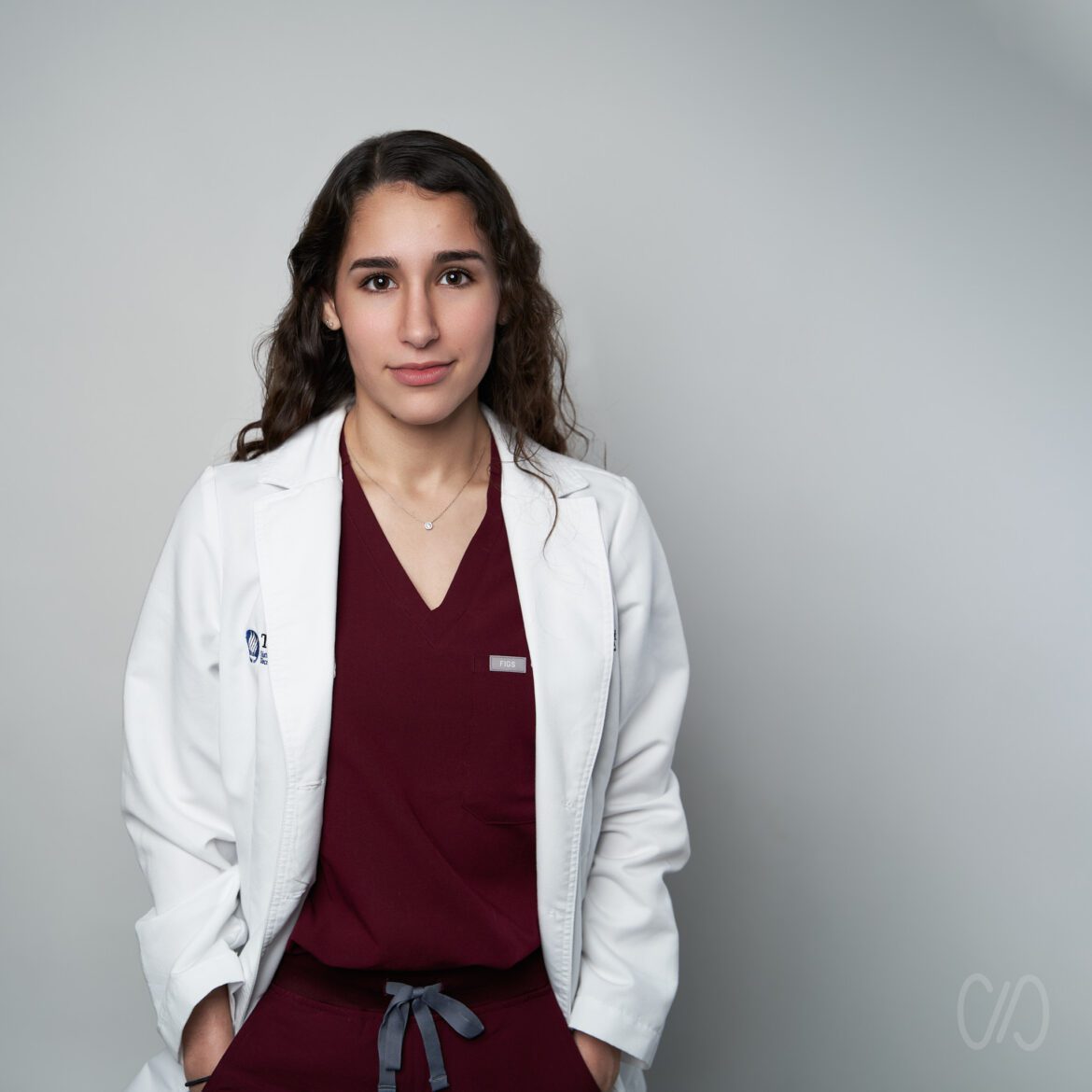 Fotografía de retrato may. 01 2023 ¿Eres recién graduado? Como destacar de tu competencia y se ve joven estudiante de medicina con bata blanca