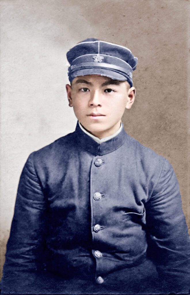 Joven vestido de militar a principios del siglo XX restaurada en color.