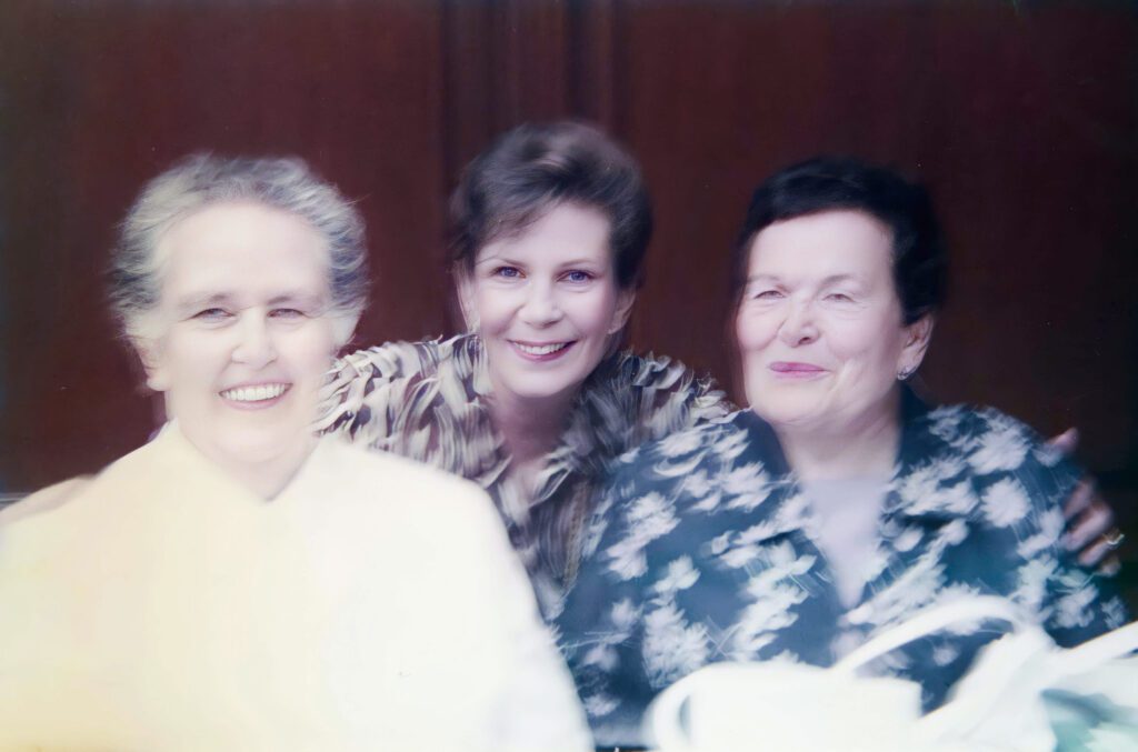 Foto de tres mujeres que estaban borrosas y se restauro para recuperar definición
