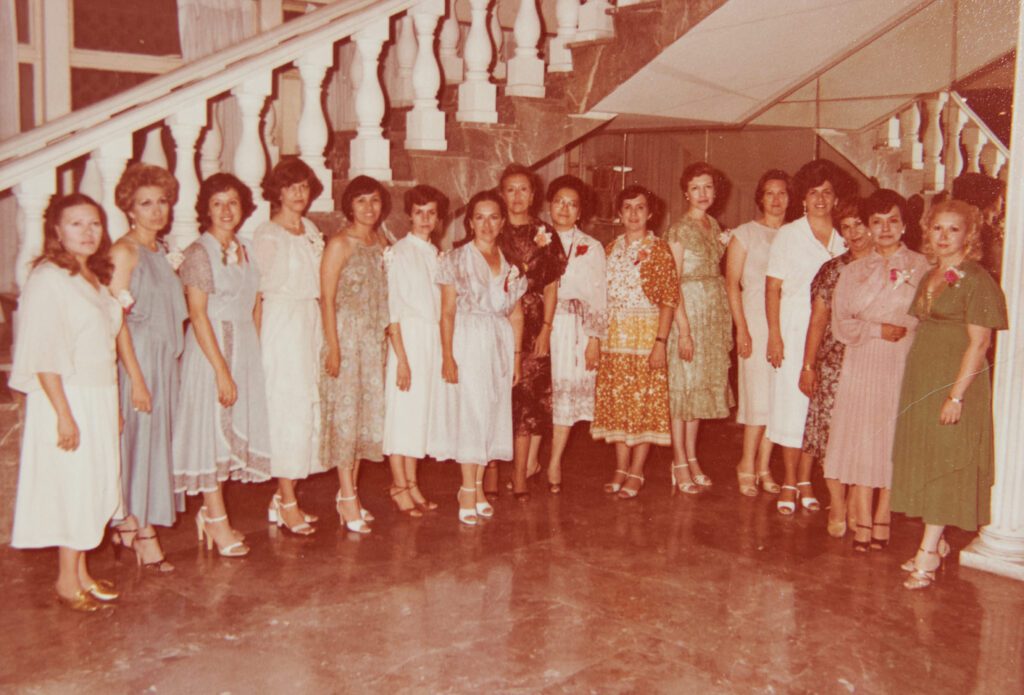 Grupo de mujeres en los años 70´s se ven en foto que está dañada por el paso de los años