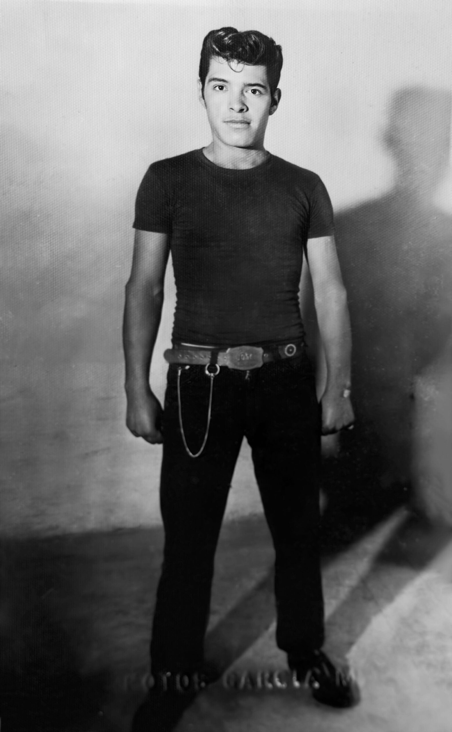 Restauración de Foto antigua restaurada en con más nitidez de hombre joven parado