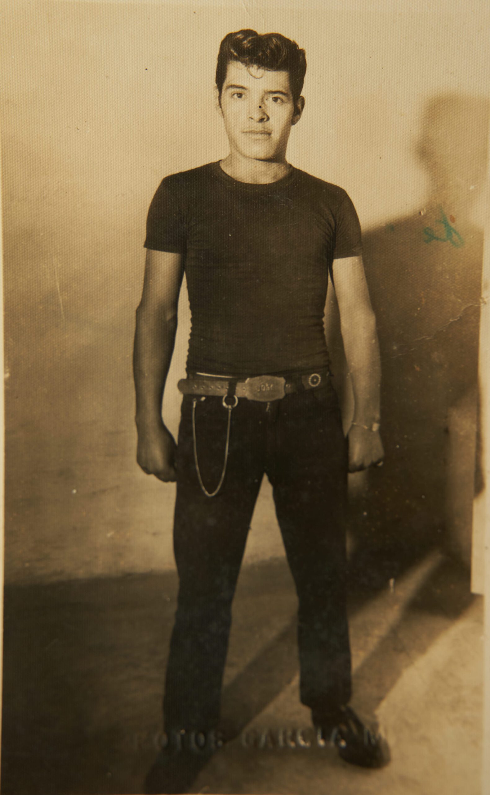 Foto Antigua en tono amarillento de un hombre joven parado