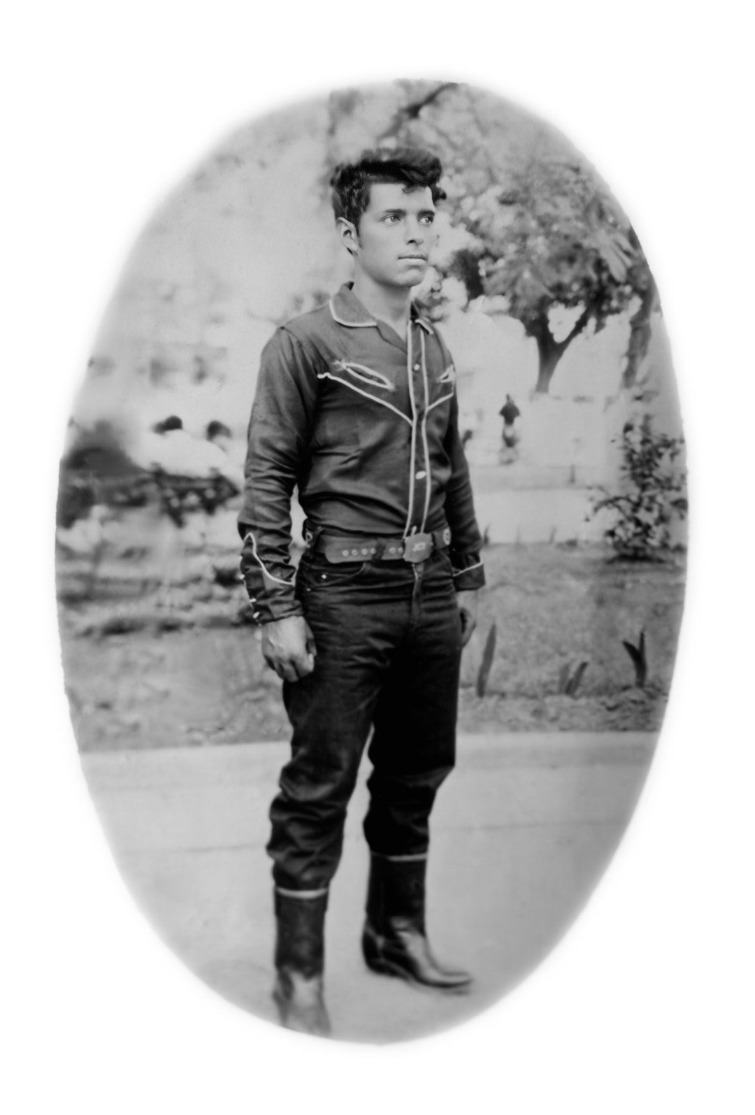 Foto antigua restaurada de hombre joven en parque con camisa estilo vaquero