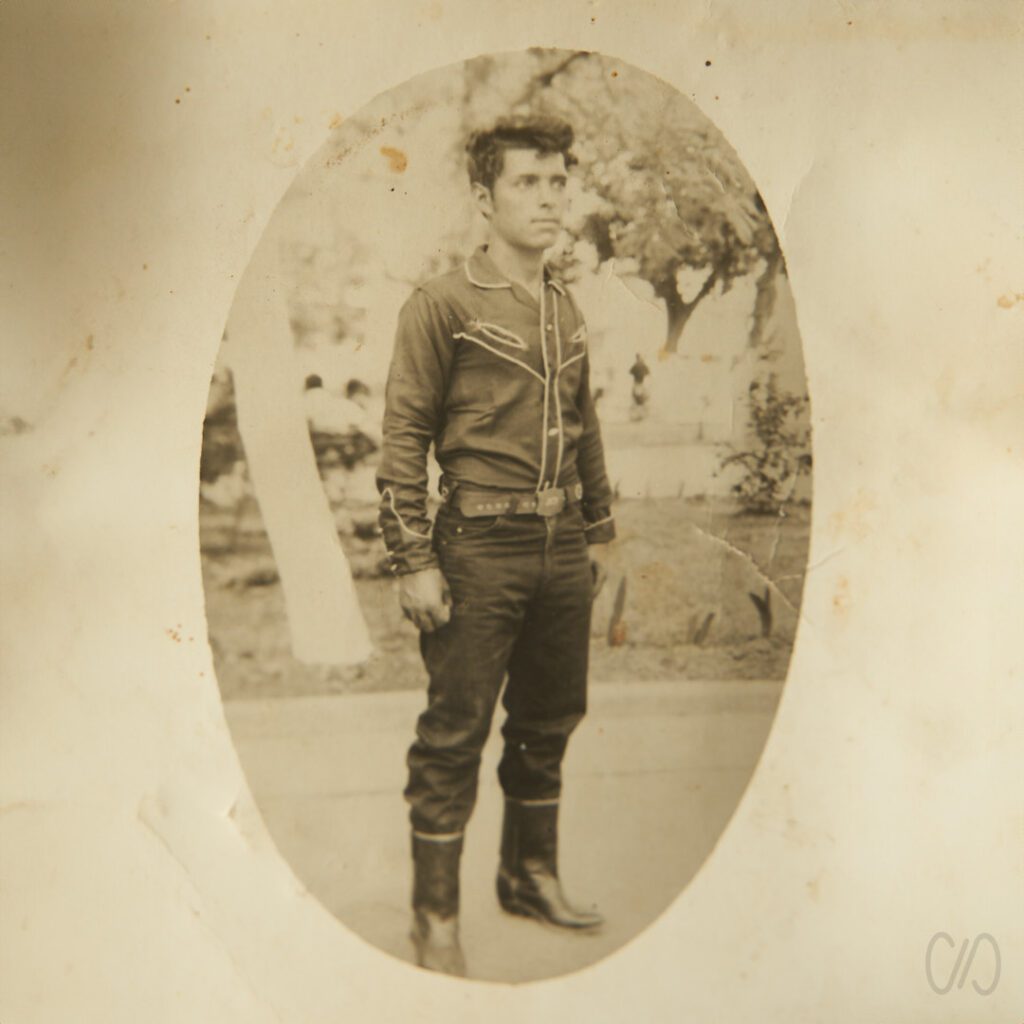 Foto antigua de hombre joven en parque, con daño por el paso del tiempo