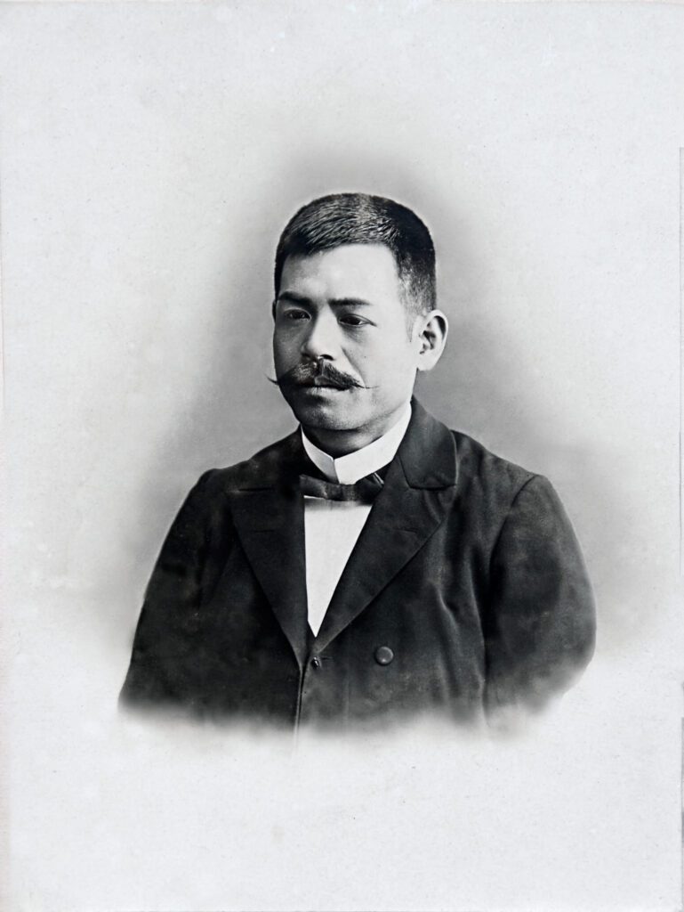 Hombre de principios siglo XX con bigote en foto dañada por el tiempo y ejemplo de como Restaurar Fotografías Dañadas