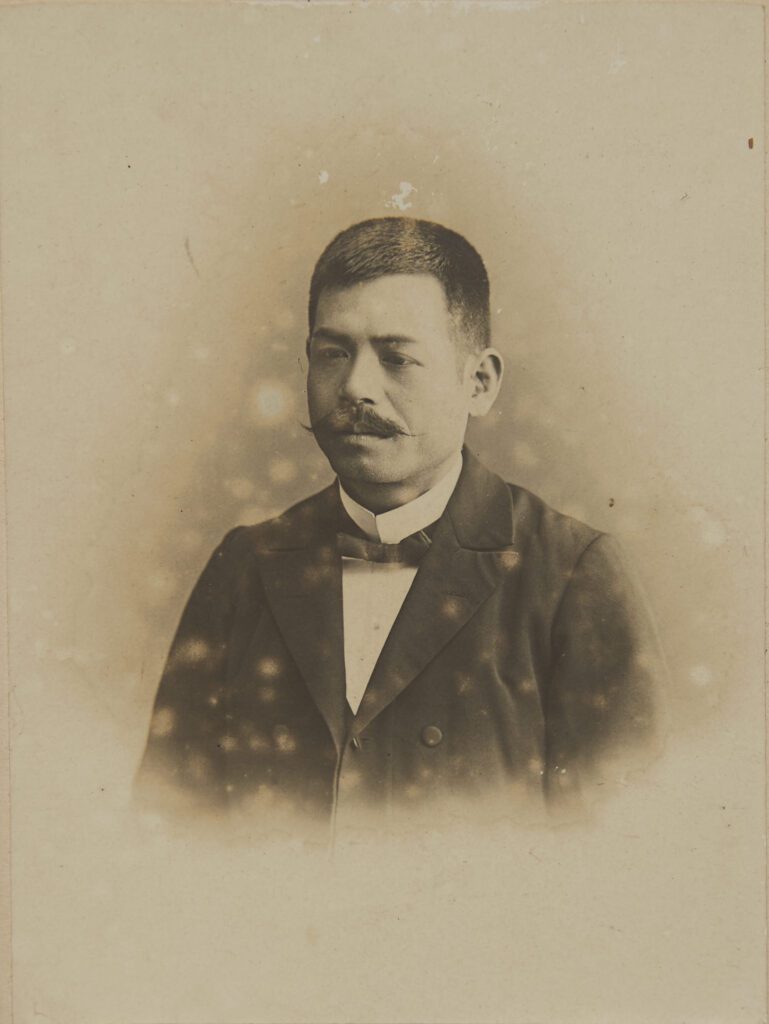 Hombre de principios siglo XX con bigote en foto dañada por el tiempo
