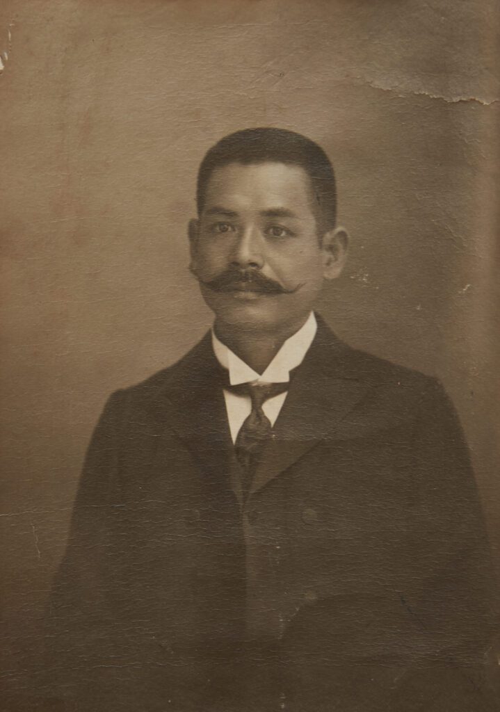 Hombre de principios siglo XX con bigote en foto dañada por el tiempo