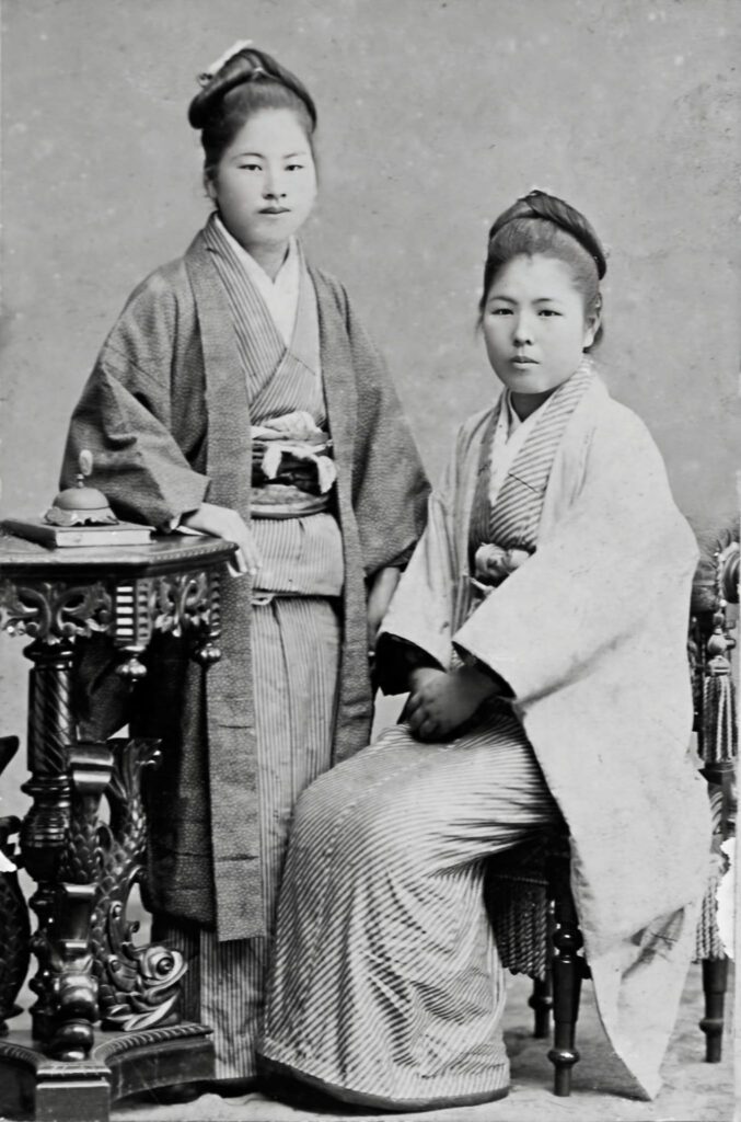 Dos mujeres con Kimono en foto dañada y restaurada