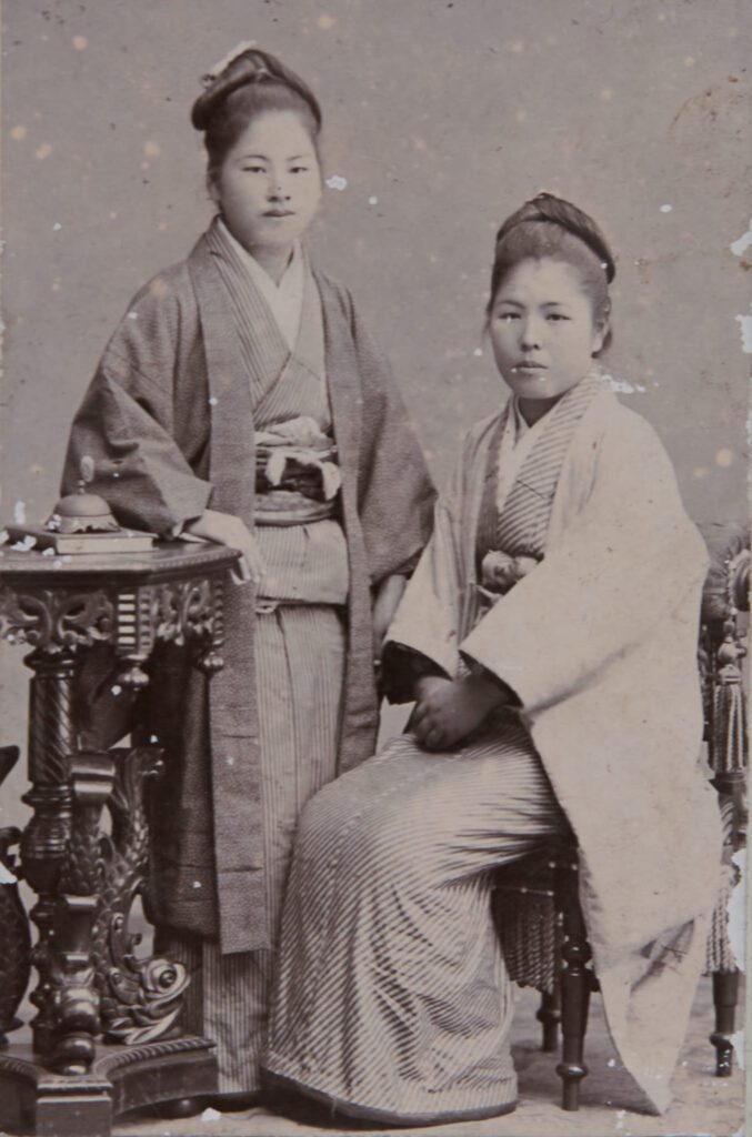 Dos mujeres con Kimono en foto dañada con rasgaduras y manchas de agua