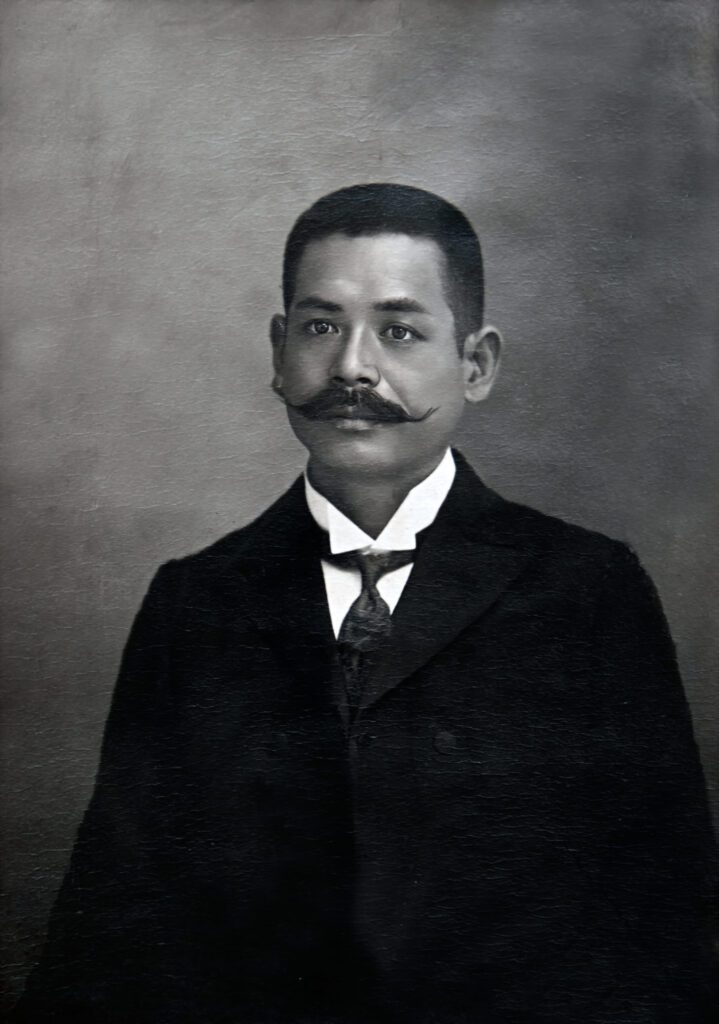 Hombre de principios siglo XX con bigote en foto dañada por el tiempo y restaurada