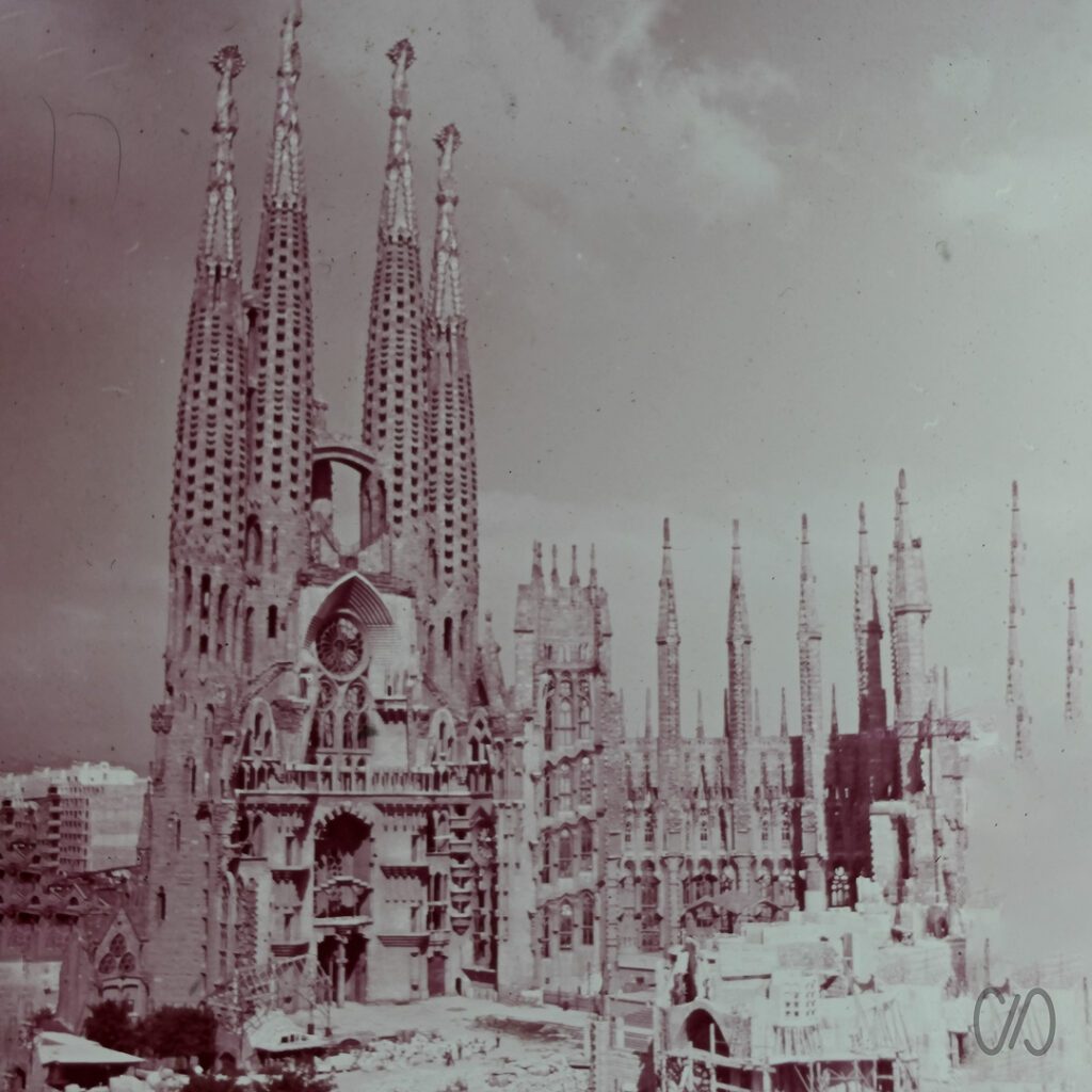 Diapositiva de la Basilica la Sagrada Familia Gaudí tomada en 1965