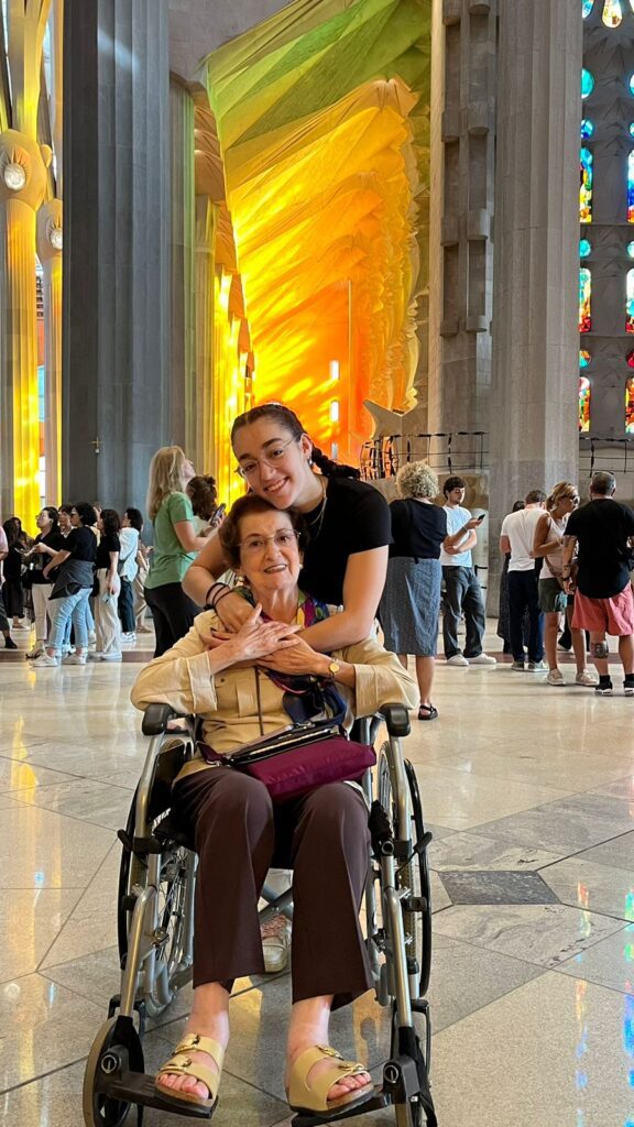 Abuela y nieta dentro de la Sagrada Famila Barcelona