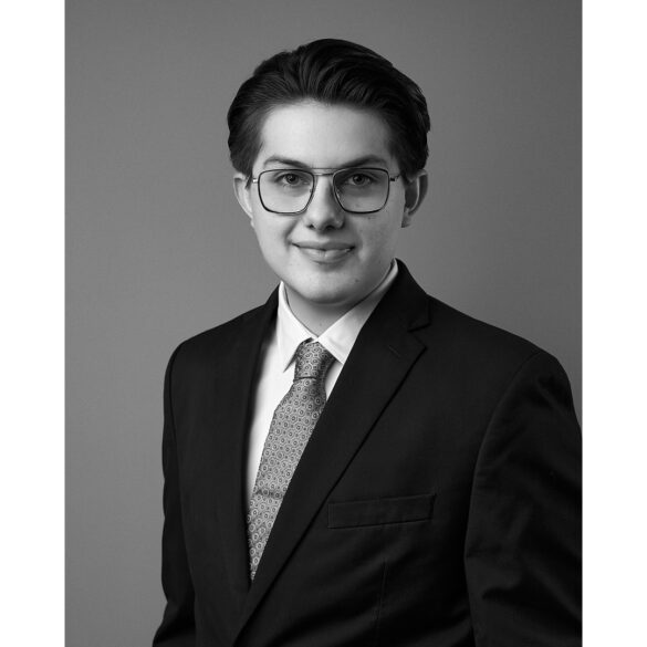 Foto de joven recien graduad con traje