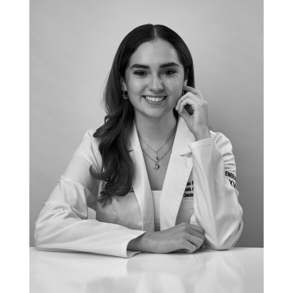 Psicologa con bata blanca
