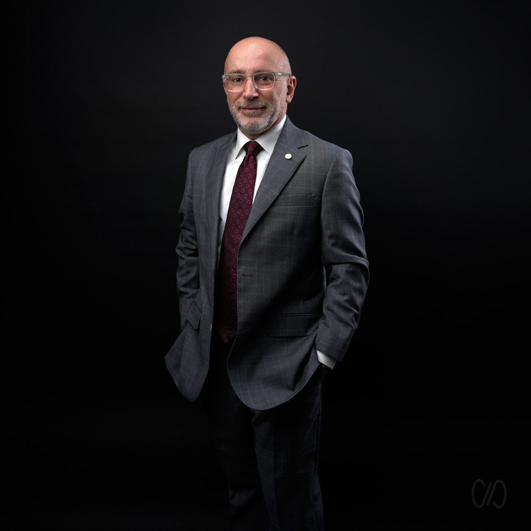 Hombre con traje gris que es director en una empresa muestra su imagen para su foto para LinkdeIn