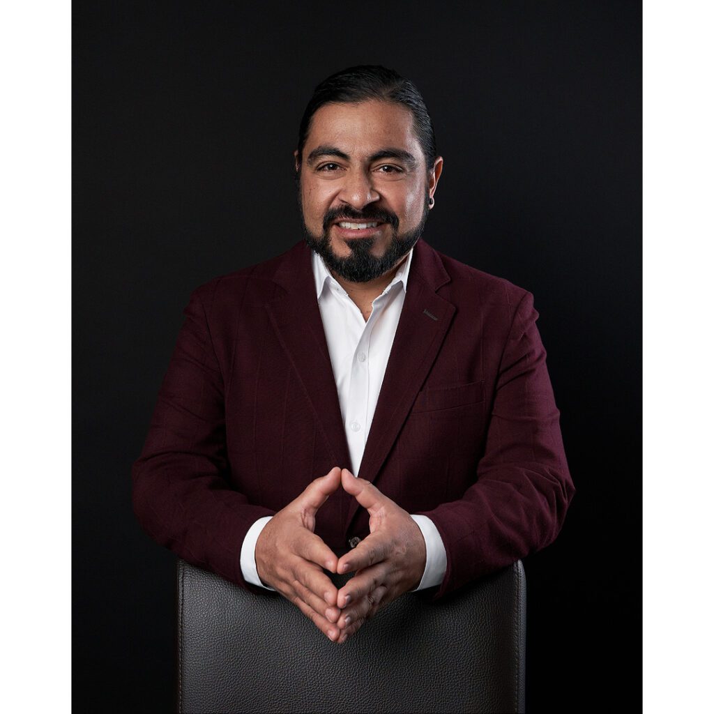 Empresario mostrando sonrisa
