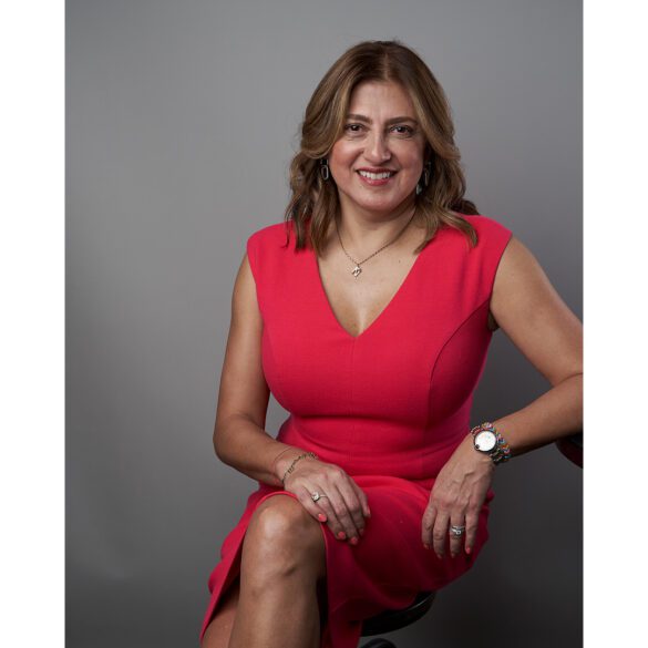 Mujer ejecutiva con vestido rojo