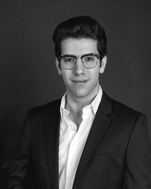 Foto de joven recien graduad con traje