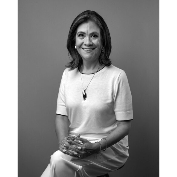 mujer sentada para junta de negocios