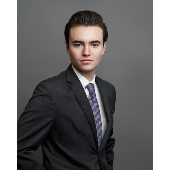 Foto de joven recien graduad con traje