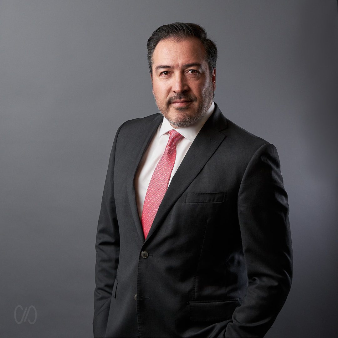 Fotografía Profesional para Emprendedores en Monterrey mar. 06 2024 3 Ejecutivo posando para Fotografía Profesional para Emprendedores en Monterrey con traje gris y corbata rosa