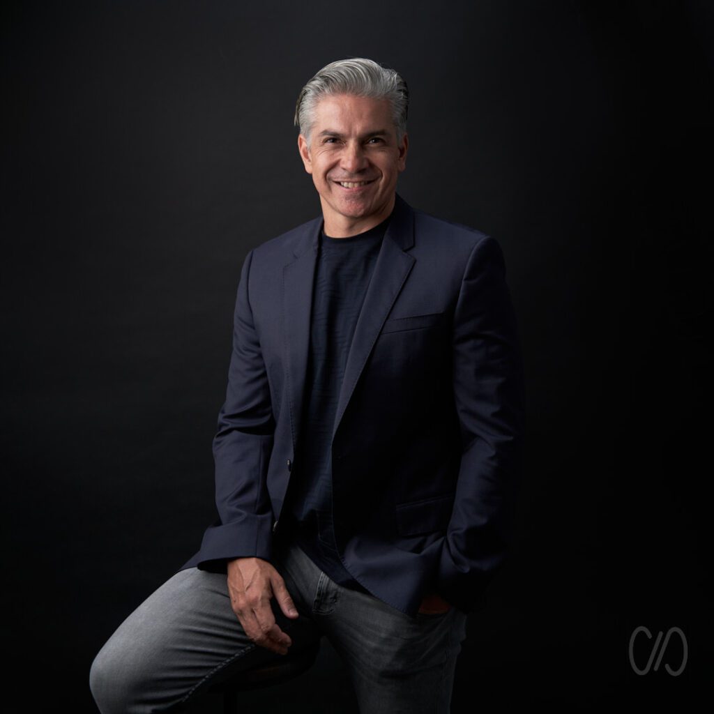 Todo ejecutivo necesita de un Fotógrafo Profesional Corporativo en Monterrey para fotos como esta de ejecutivo con blazer gris y pantalon gris claro