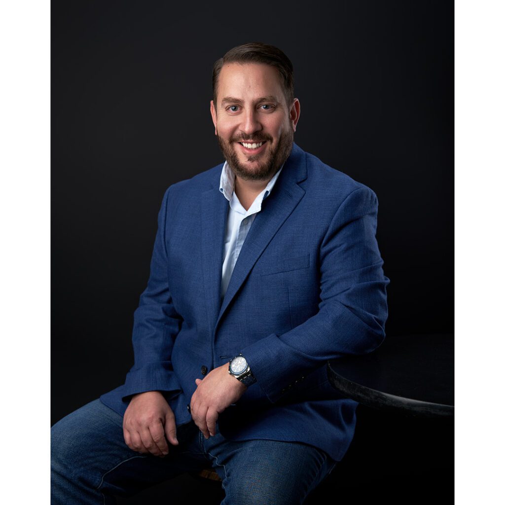 Precio Paquetes Fotos Perfil Profesional en Monterrey de ejecutivo con traje azul sin corbata sentado