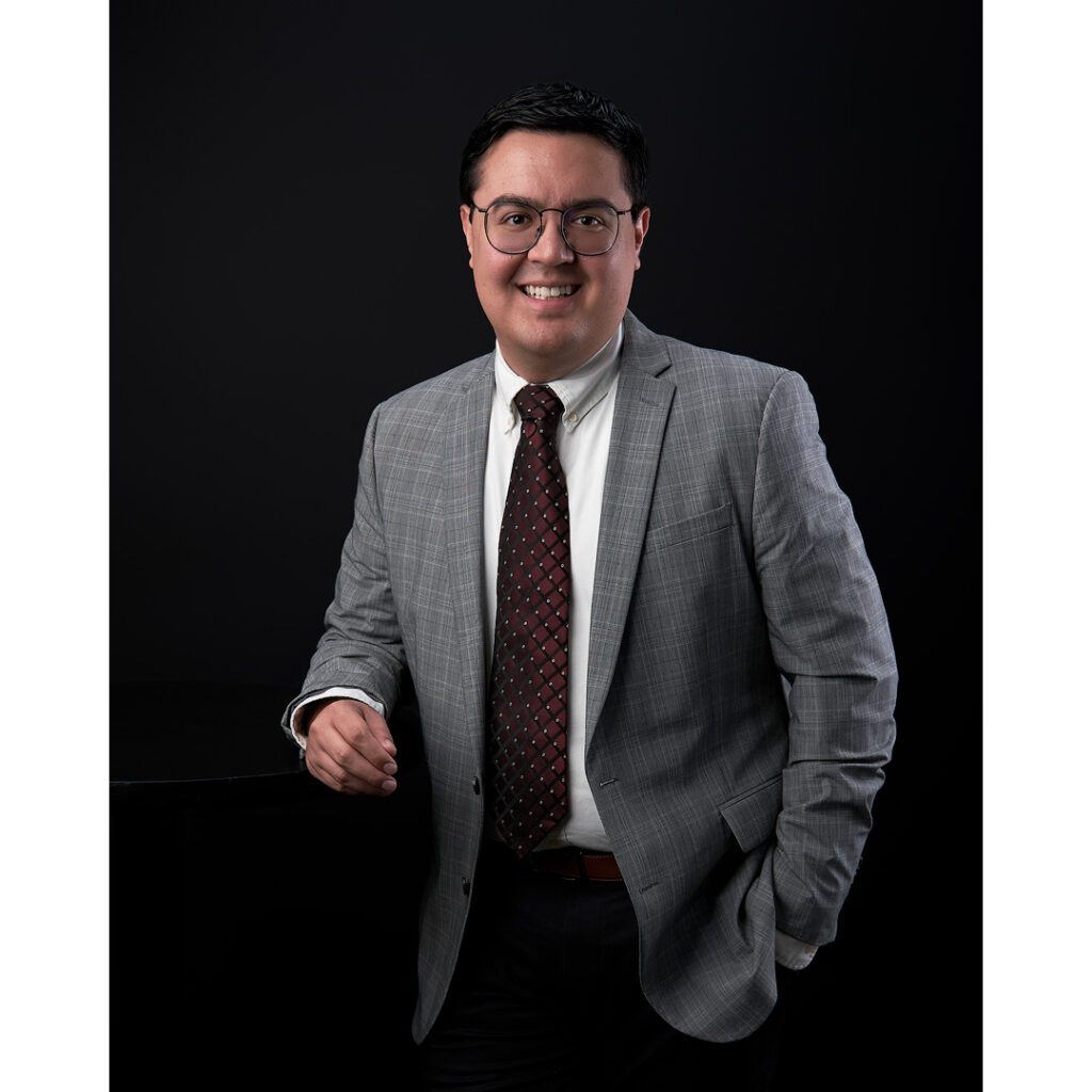 Precio Paquetes Fotos Perfil Profesional en Monterrey de directivo con saco y corbata recargado en mesa