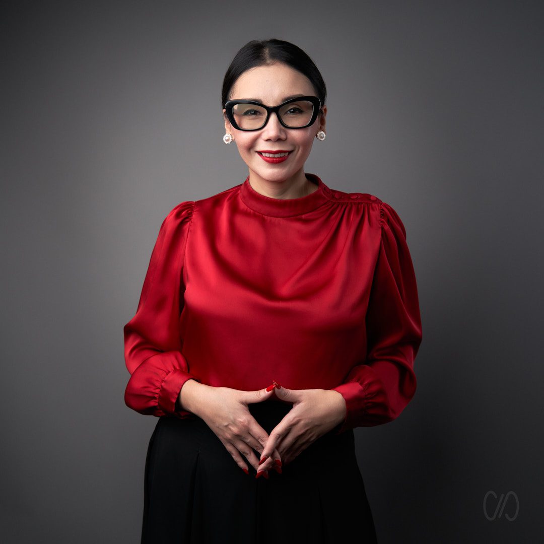 Mujer con blusa roja que contrato fotos a que Precio Paquetes Fotos Perfil Profesional en Monterrey para sus redes